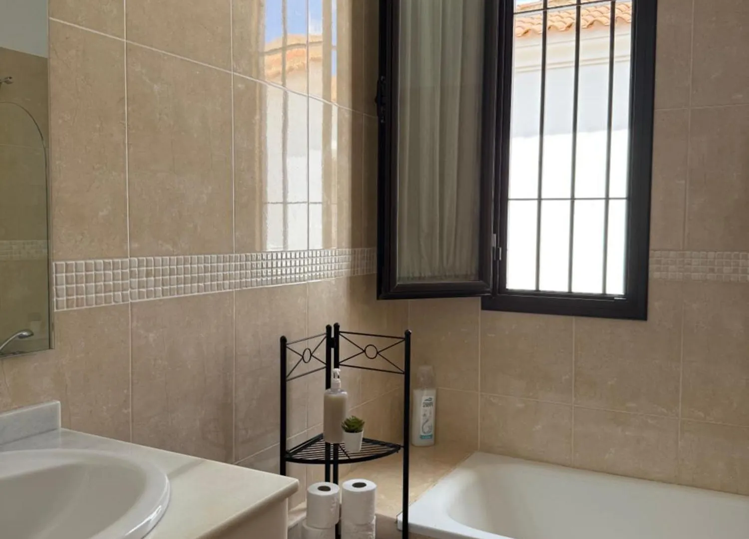 Habitacion Triple Con Bano Compartido Sevilla Deluxe Los Rosales Los Rosales (Seville)