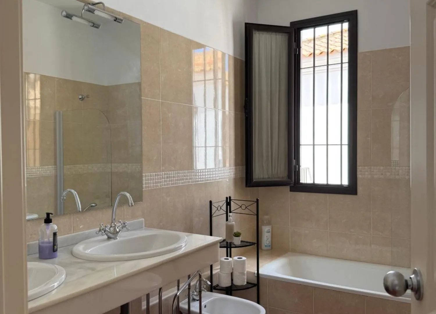 Habitacion Triple Con Bano Compartido Sevilla Deluxe Los Rosales Homestay Los Rosales (Seville)