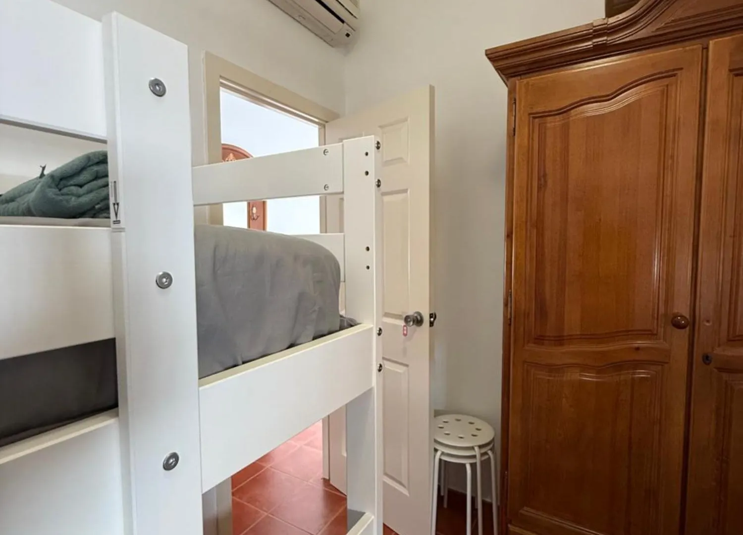 Habitacion Triple Con Bano Compartido Sevilla Deluxe Los Rosales 0*, Los Rosales (Seville)