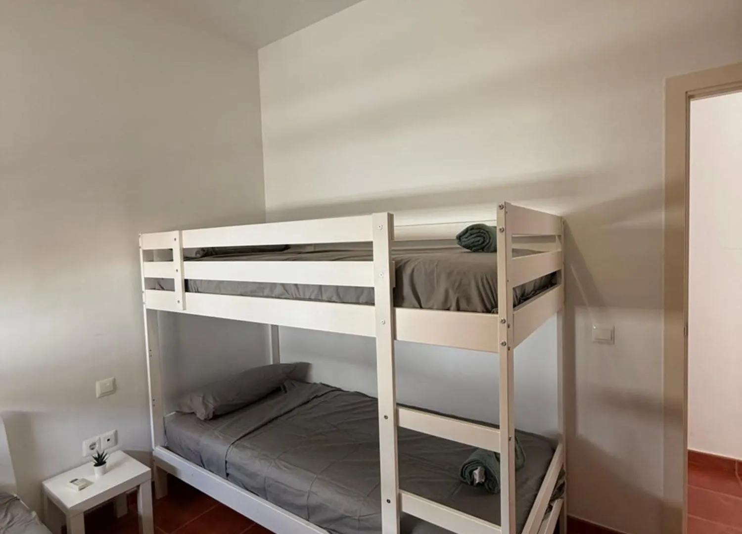 Habitacion Triple Con Bano Compartido Sevilla Deluxe Los Rosales Homestay