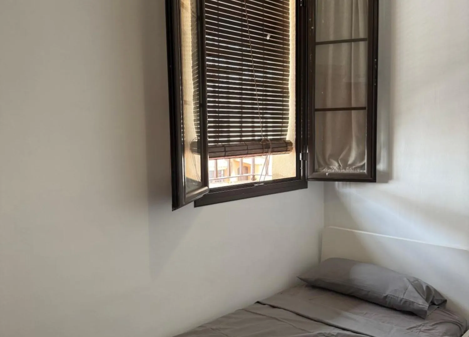 Habitacion Triple Con Bano Compartido Sevilla Deluxe Los Rosales Homestay Los Rosales (Seville)